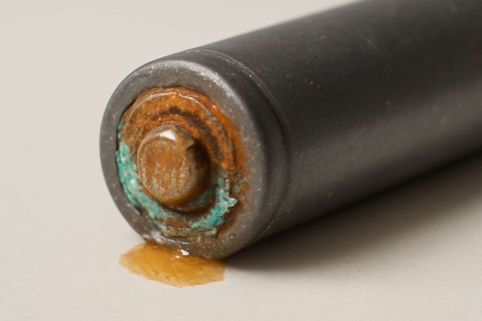 generated_image_69b81f4033467.jpg why do rechargeable batteries leak